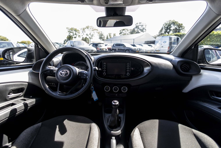 Vehicle Image 6
