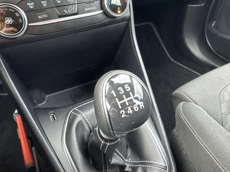 Vehicle Image 25