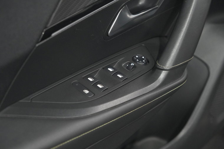 Vehicle Image 25