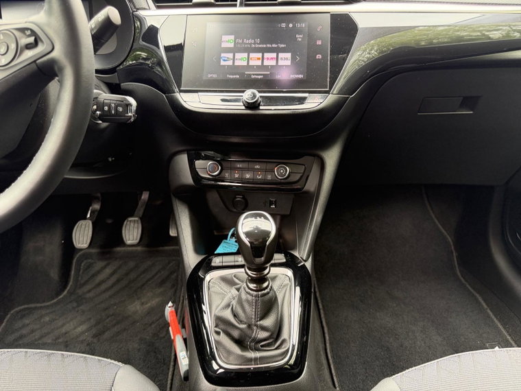 Vehicle Image 25