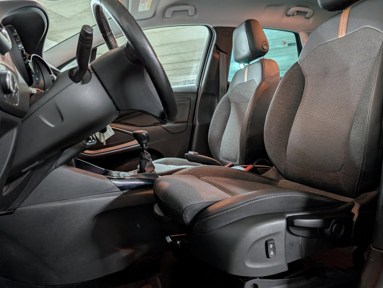 Vehicle Image 12