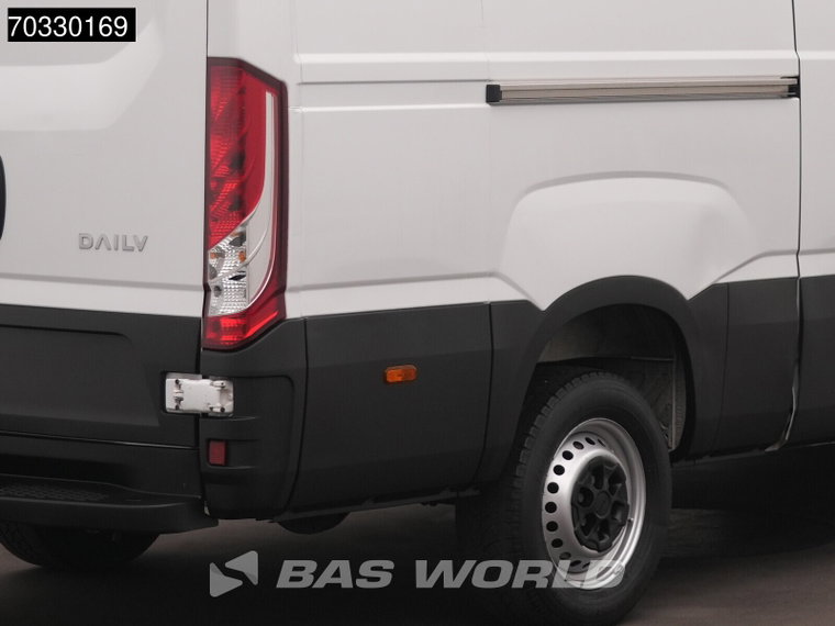 Vehicle Image 28