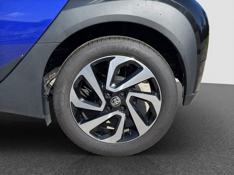 Vehicle Image 12