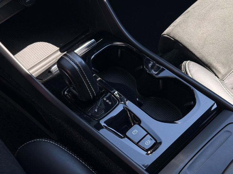 Vehicle Image 25