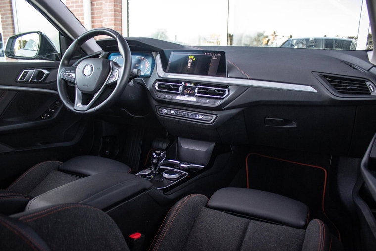 Vehicle Image 12