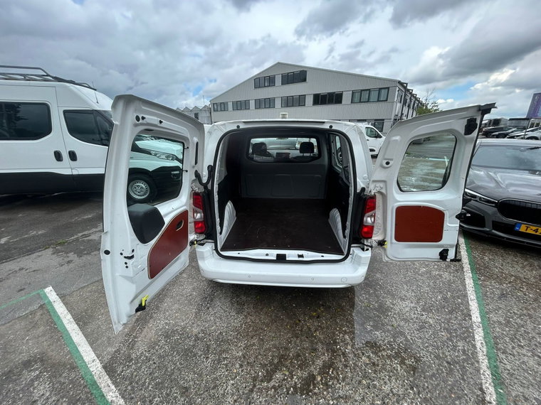 Vehicle Image 13
