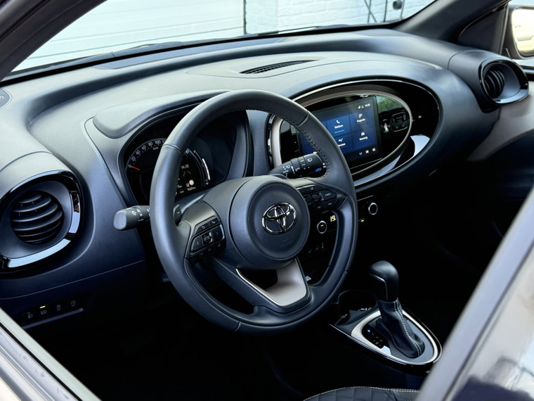 Vehicle Image 10