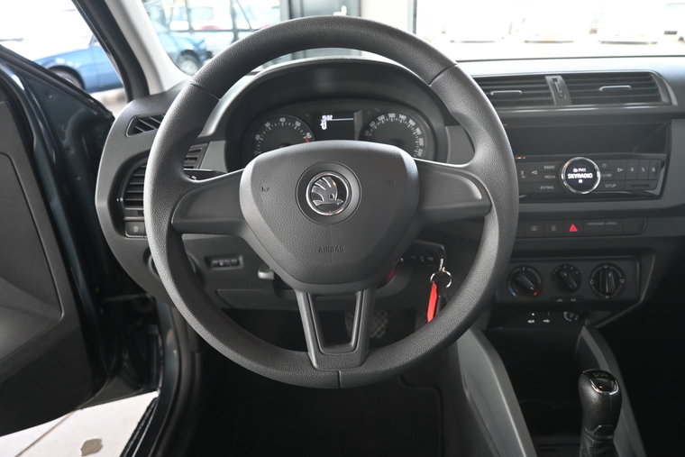 Vehicle Image 6