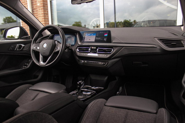 Vehicle Image 12