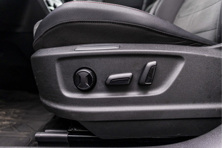 Vehicle Image 25