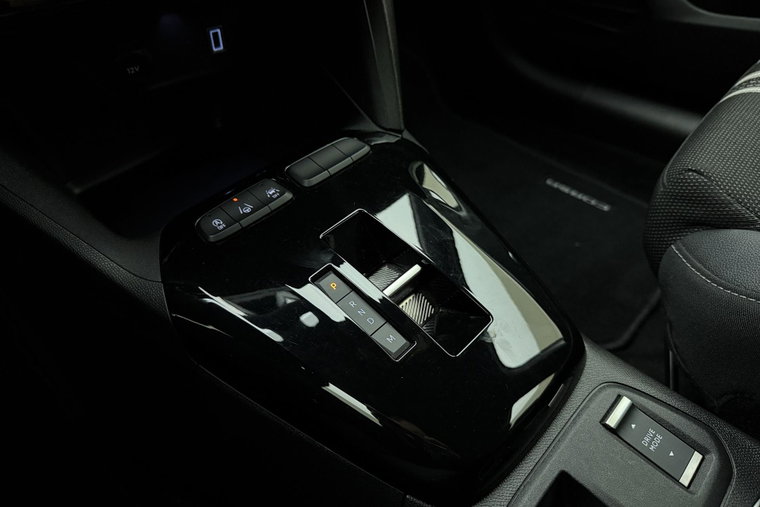 Vehicle Image 25