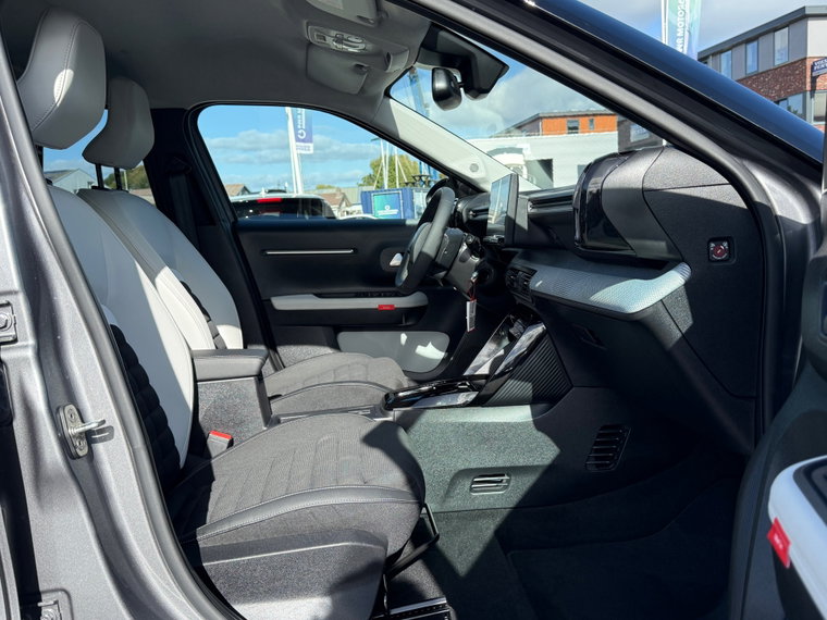 Vehicle Image 32