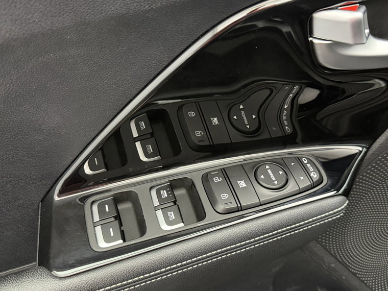 Vehicle Image 25