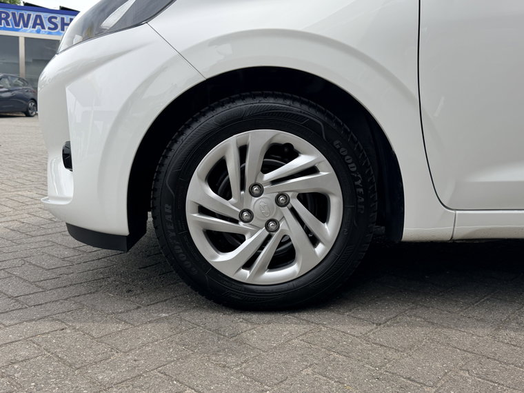 Vehicle Image 25