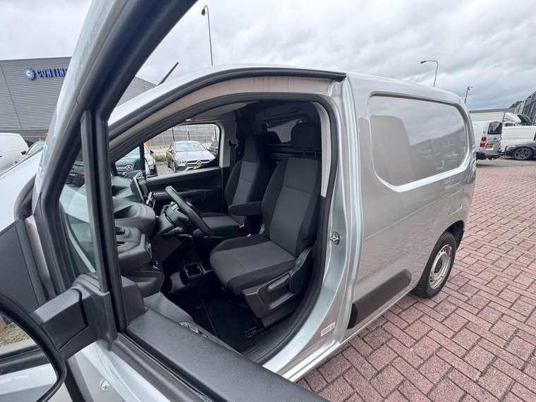 Vehicle Image 25