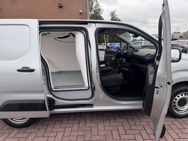 Vehicle Image 32