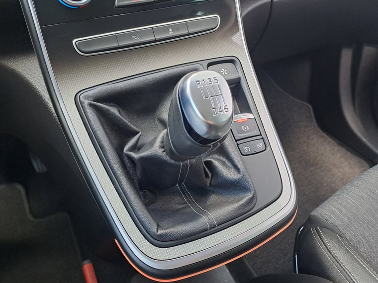 Vehicle Image 32