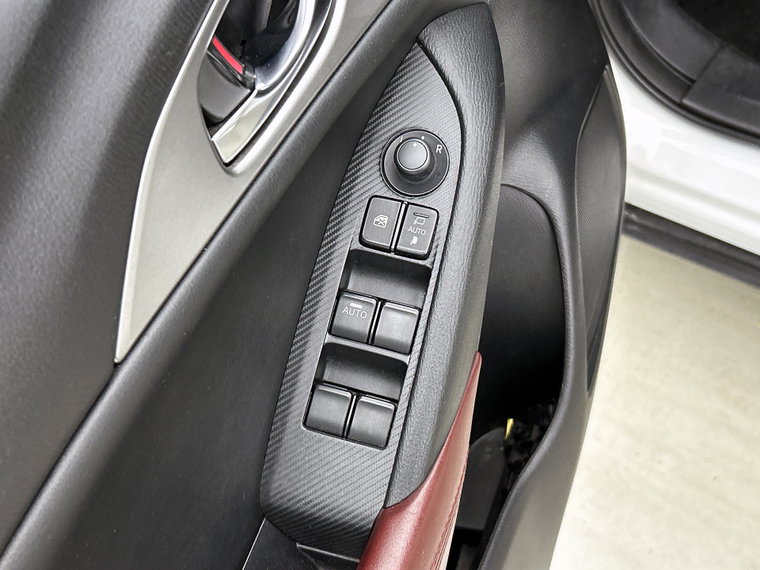 Vehicle Image 25