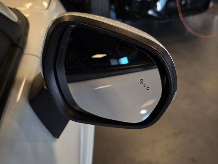 Vehicle Image 32
