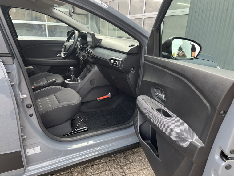 Vehicle Image 23