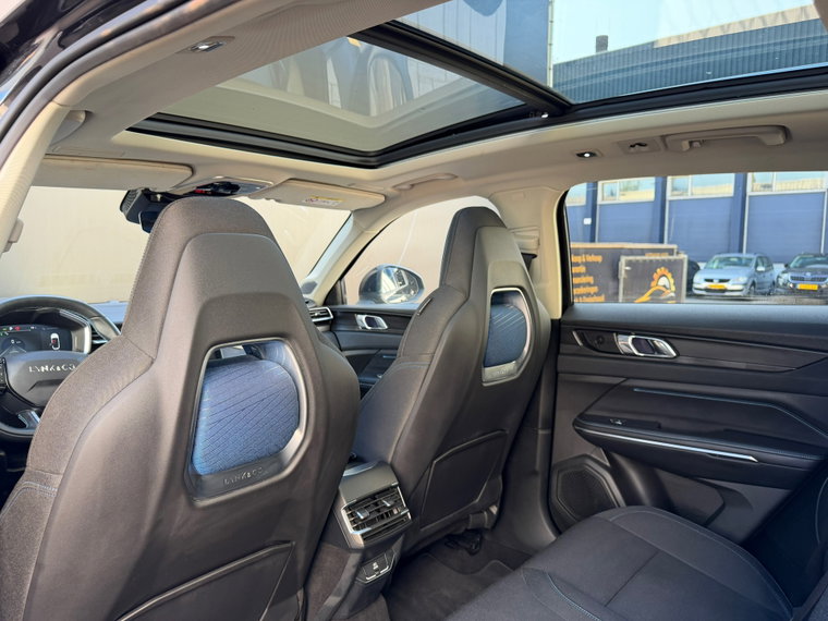 Vehicle Image 25