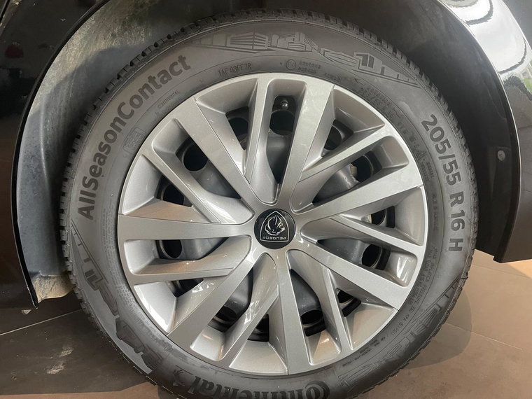 Vehicle Image 25
