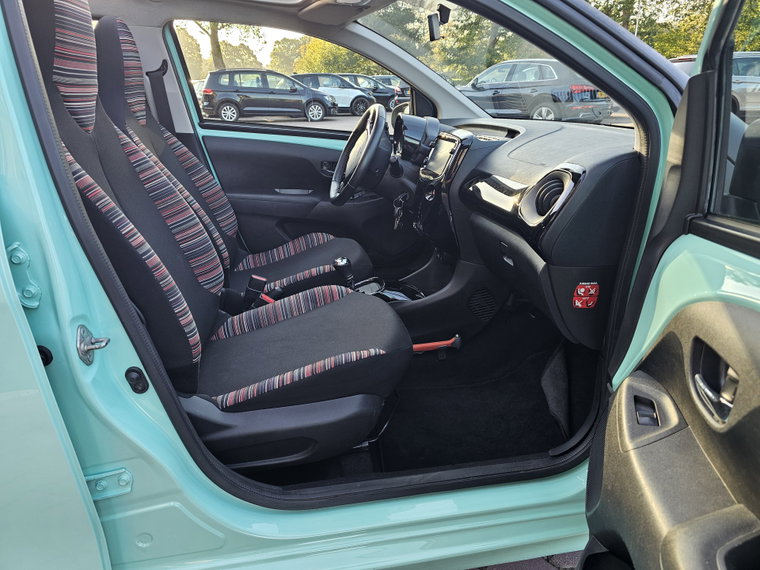 Vehicle Image 25