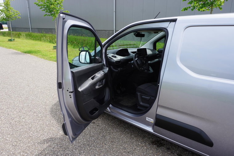 Vehicle Image 32