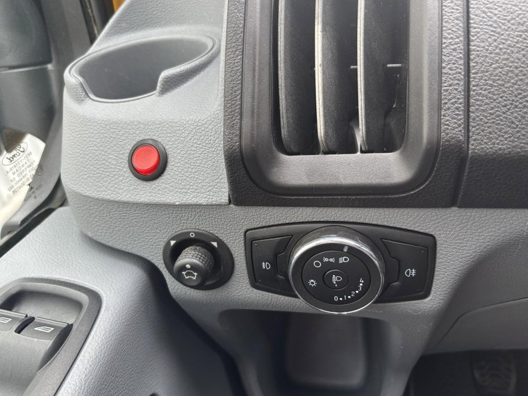 Vehicle Image 32