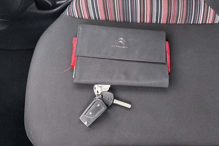 Vehicle Image 25