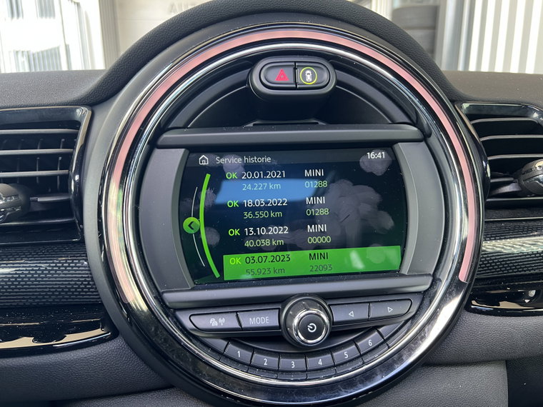 Vehicle Image 32