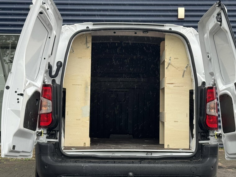 Vehicle Image 9