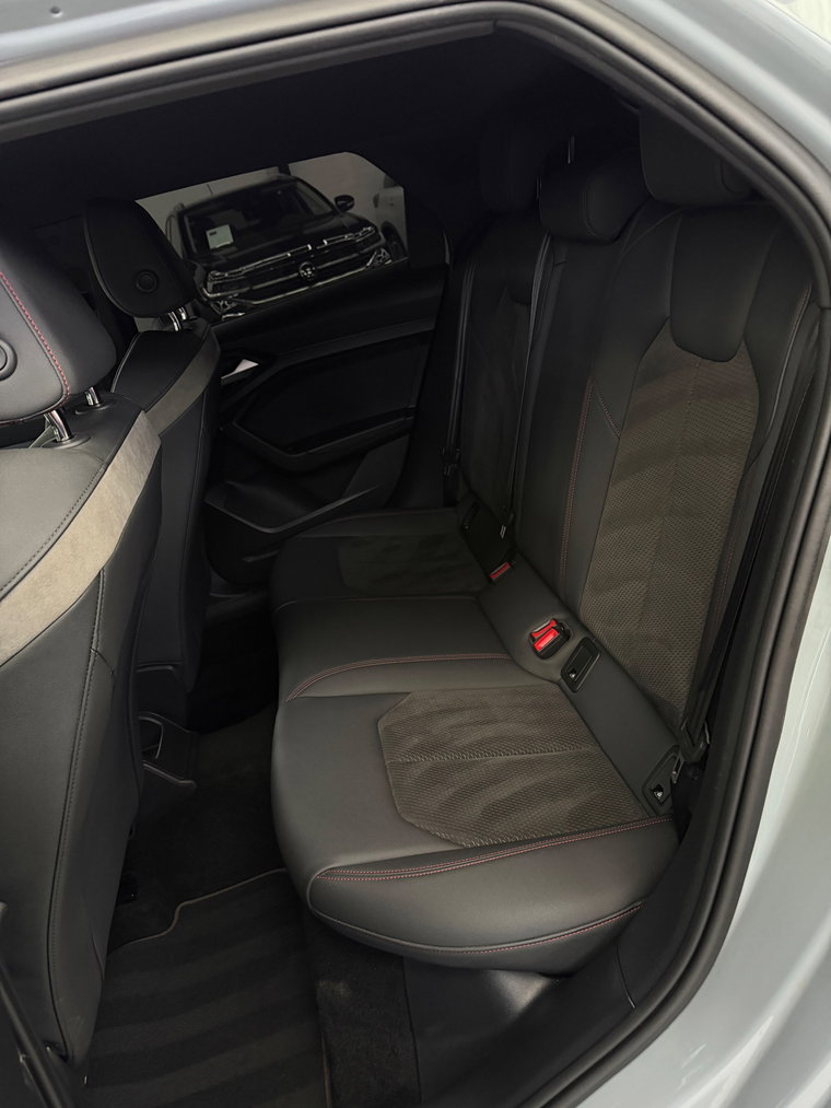 Vehicle Image 25
