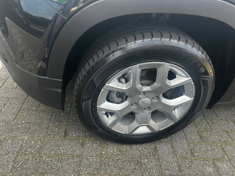 Vehicle Image 13