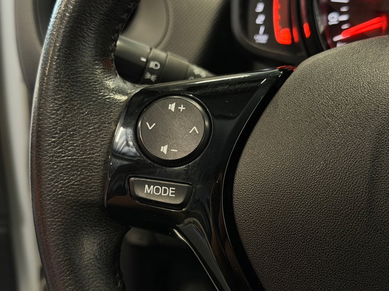 Vehicle Image 25