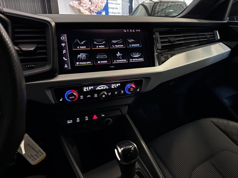 Vehicle Image 25