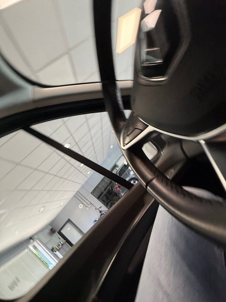 Vehicle Image 25