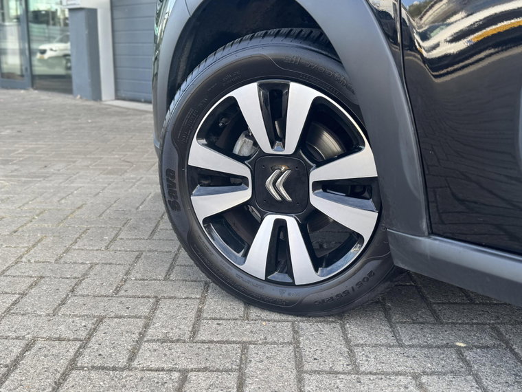 Vehicle Image 16