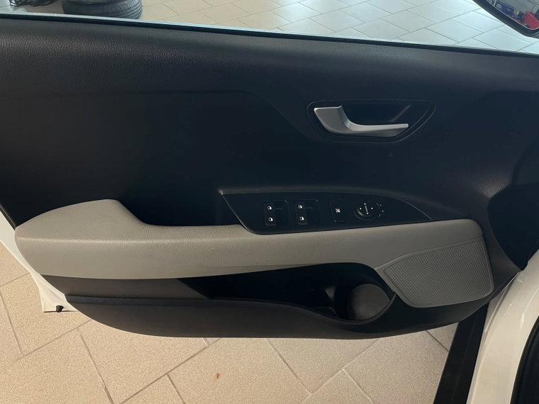 Vehicle Image 32