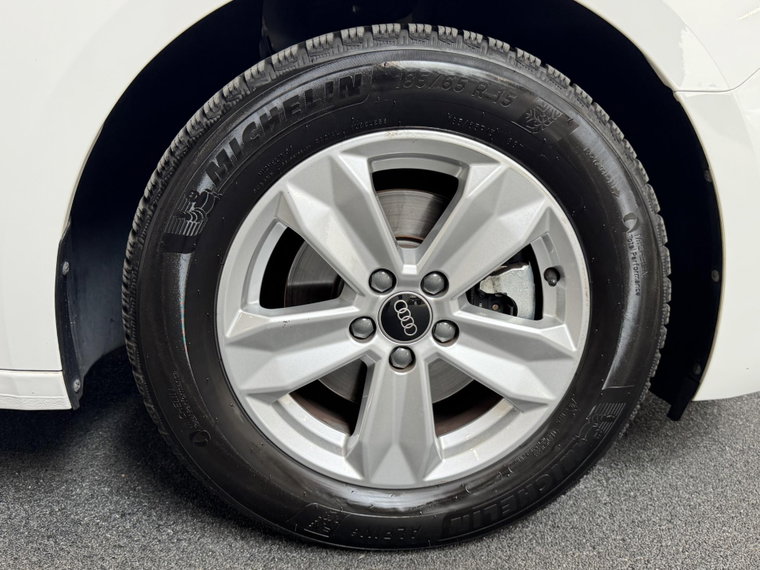 Vehicle Image 25