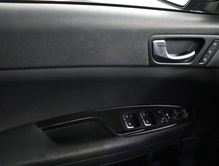 Vehicle Image 25