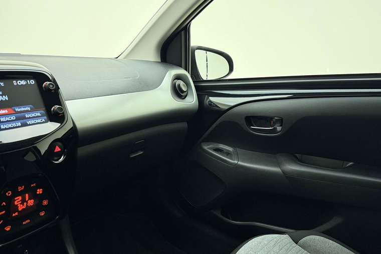 Vehicle Image 25