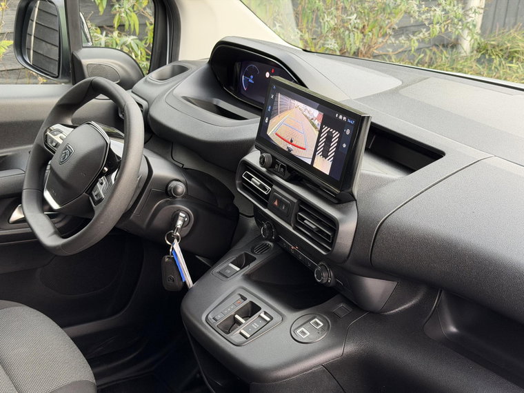 Vehicle Image 16