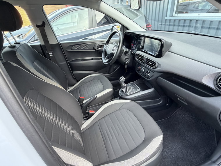 Vehicle Image 16