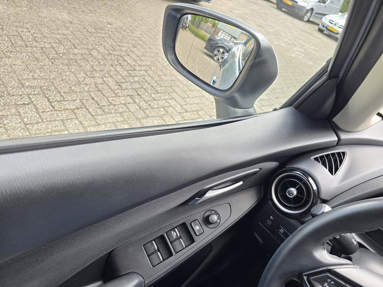 Vehicle Image 24