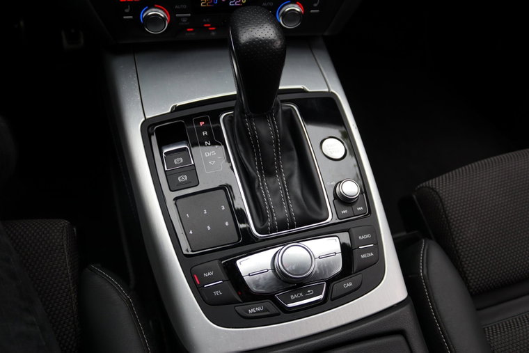 Vehicle Image 25