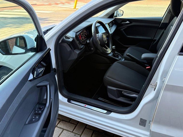 Vehicle Image 21