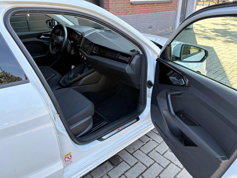 Vehicle Image 25