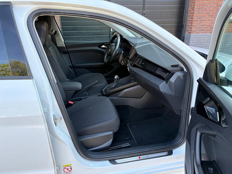 Vehicle Image 26