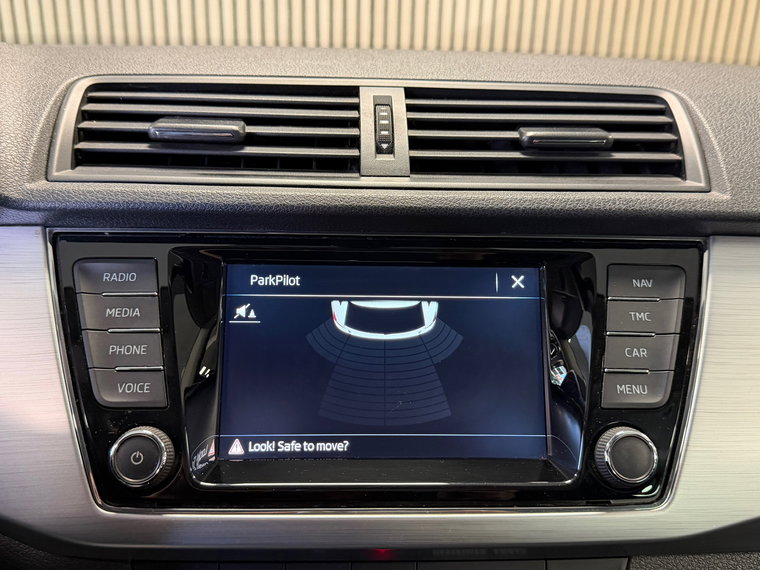 Vehicle Image 25